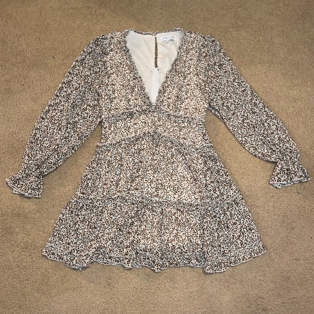 She and sky: v neck, flowy sleeves, floral dress